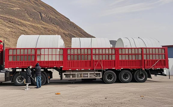 临洮塑料桶装车完毕准备运输中