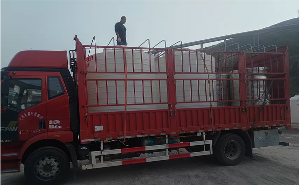 临洮立式运输桶安排发货现场